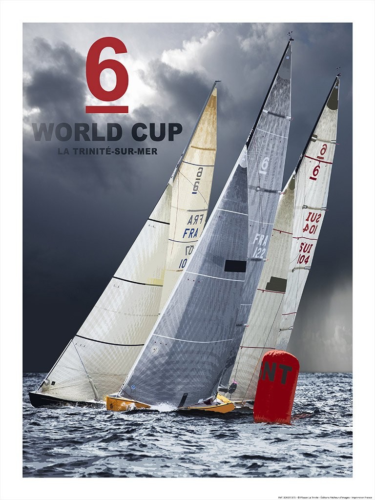 Philip Plisson, Affiche Coupe du Monde de 6 M JI (Segelschiffe, Regatta, maritim, Unwetter, dunkle Wolken, Segelsport, Meeresbrise, Meer, Treppenhaus, Badezimmer, Wohnzimmer, Plakatkunst, Fotokunst, bunt)