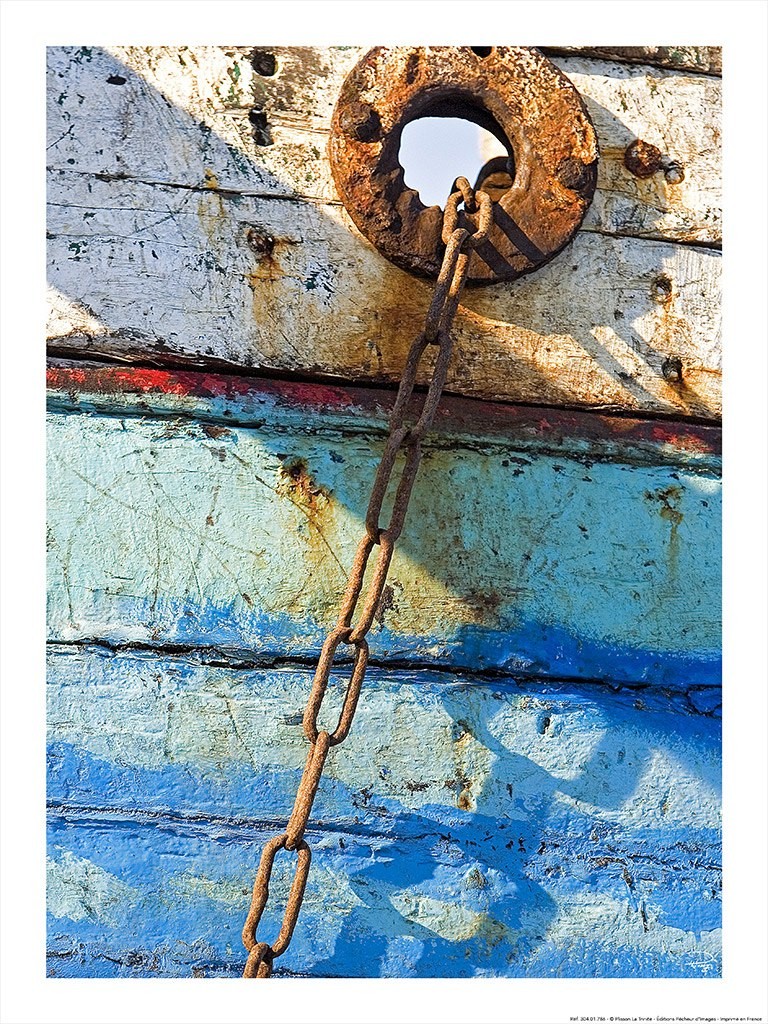 Philip Plisson, Dernier mouillage - écubier (Boot, Detail, Holz, Rost, Ankerkette, Nostalgie, maritim, Fotografie, Nahaufnahme, Treppenhaus, Wohnzimmer, bunt)