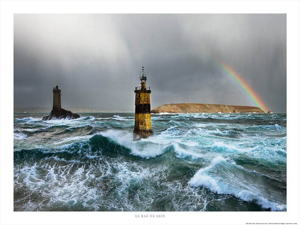 Philip Plisson, Grain sur le phare de la Vieille et sur la pointe du Raz - Bretagne (Leuchtturm, Meer, Brandung, Regenbogen, Frankreich, Atlantik, Seegang, Meeresbrise, maritim, Fotokunst, Wohnzimmer, Badezimmer, Treppenhaus, bunt)