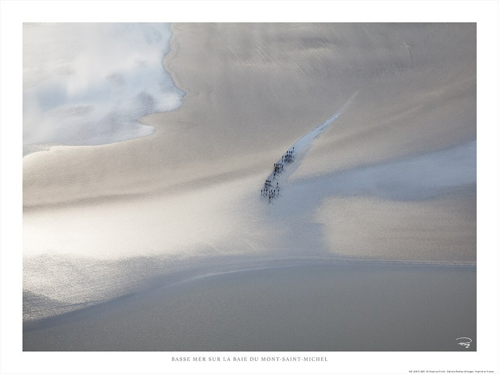 Philip Plisson, Basse mer sur la baie du Mont Saint Michel - Normandie (Atlantik, Ozean, Normandie, Sand, Ebbe, Wanderer,   Meeresbrise, Meer, Treppenhaus, Badezimmer, Treppenhaus, Wohnzimmer, weiß/blau/grau)