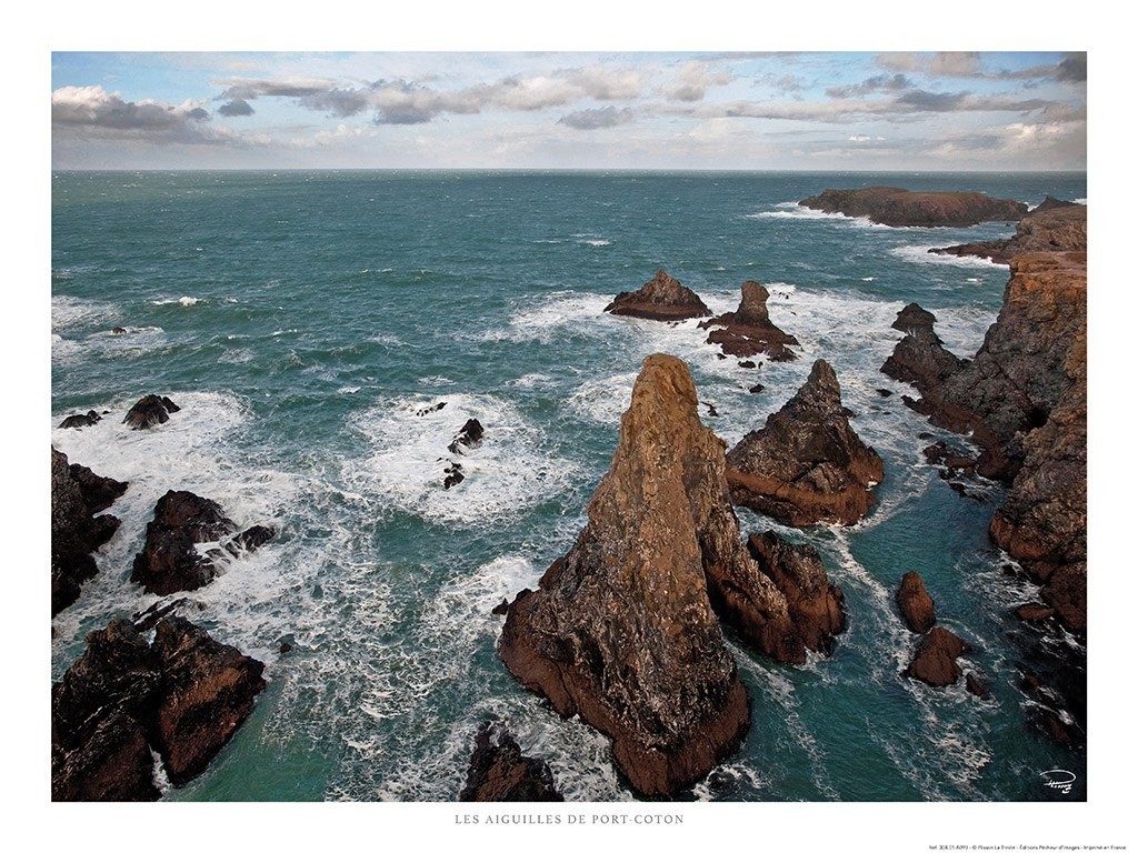 Philip Plisson, Les aiguilles de Port Coton (Meer, Brandung, Felsenküste, Felsen, Horizont, Frankreich, Atlantik, Bretagne, Meeresbrise, Fotokunst, Wohnzimmer, Badezimmer, Treppenhaus, bunt)