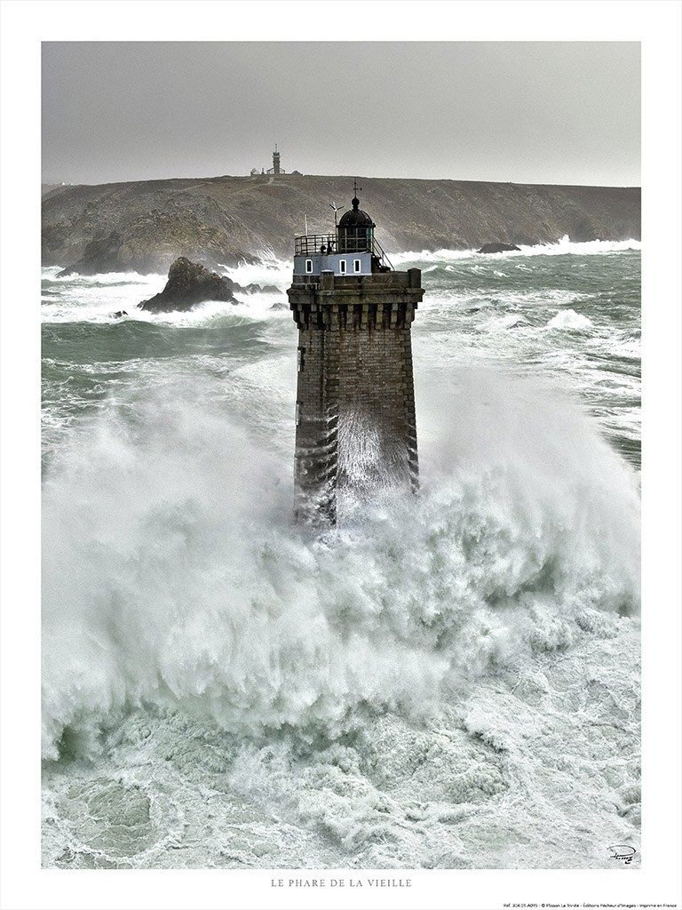 Philip Plisson, Le phare de la Vieille devant la Pointe du Raz (Leuchtturm, Brandung, Wellen, Gischt, Seegang, Atlantik, Bretagne, Felsen, kap, Finistere, Treppenhaus, Fotografie, bunt)