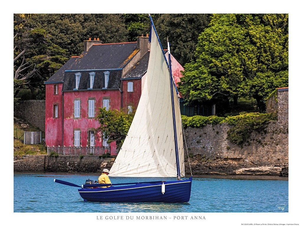 Philip Plisson, Vieux gréement devant Séné dans le Golfe du Morbihan (Bucht, Segelboot, maritim, Insel, Landschaft, Bohrinsel, rotes Gebäude, Küste, Treppenhaus,  Wohnzimmer, Frankreich, Fotografie, bunt)