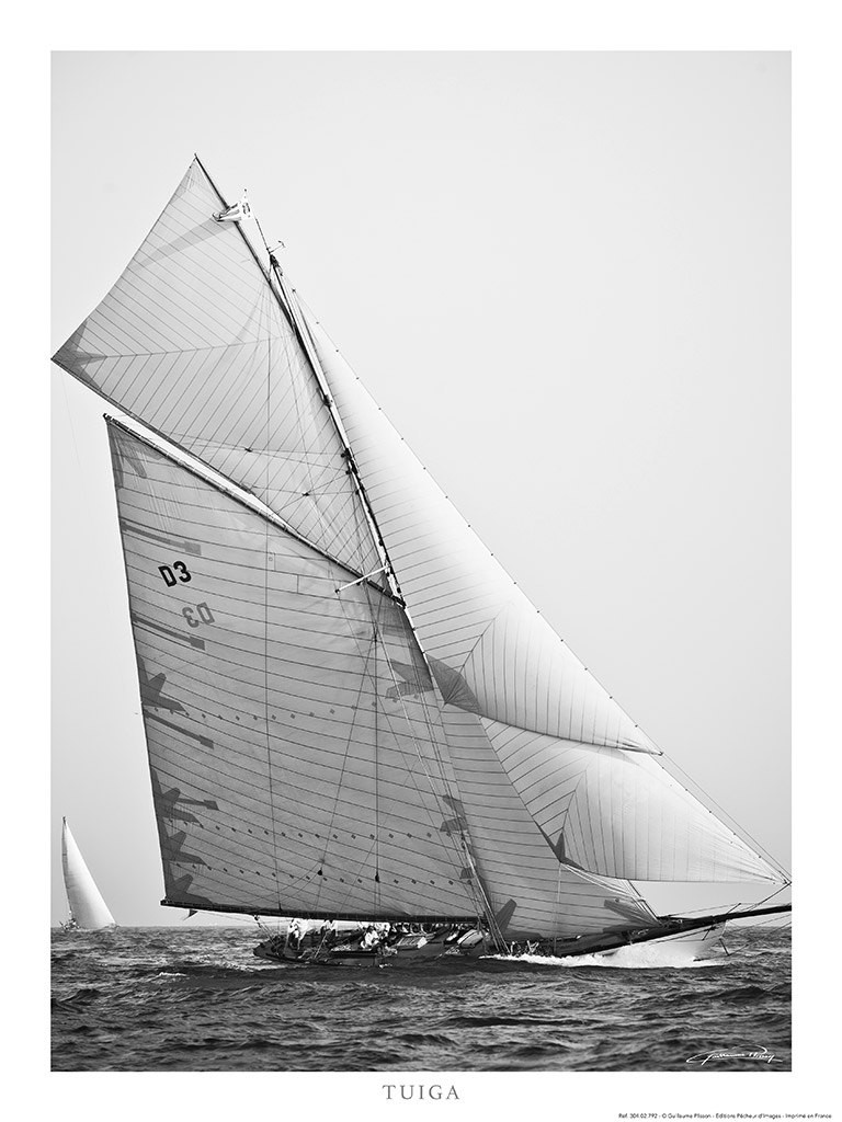 Guillaume Plisson, Le 15 mètres Ji Tuiga - Classic Yacht (Segelboot, Segel, Wind,  Segelsport, Meeresbrise, Nostalgie, Treppenhaus, Badezimmer, Wohnzimmer, Fotokunst, schwarz/weiß)