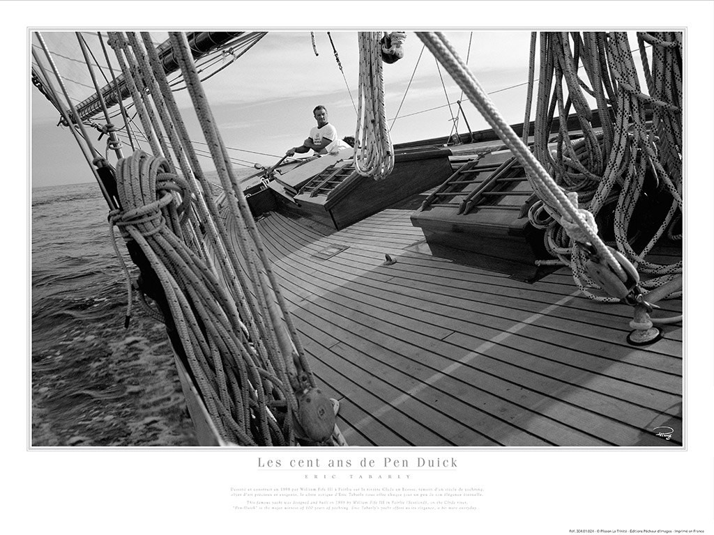 Philip Plisson, Les cent ans de Pen Duick (Segelschiff, Tempo, Geschwindigkeit, Nostalgie, Segelsport, Meeresbrise, Meer, Treppenhaus, Badezimmer, Wohnzimmer, Photokunst, Fotokunst, schwarz/weiß)