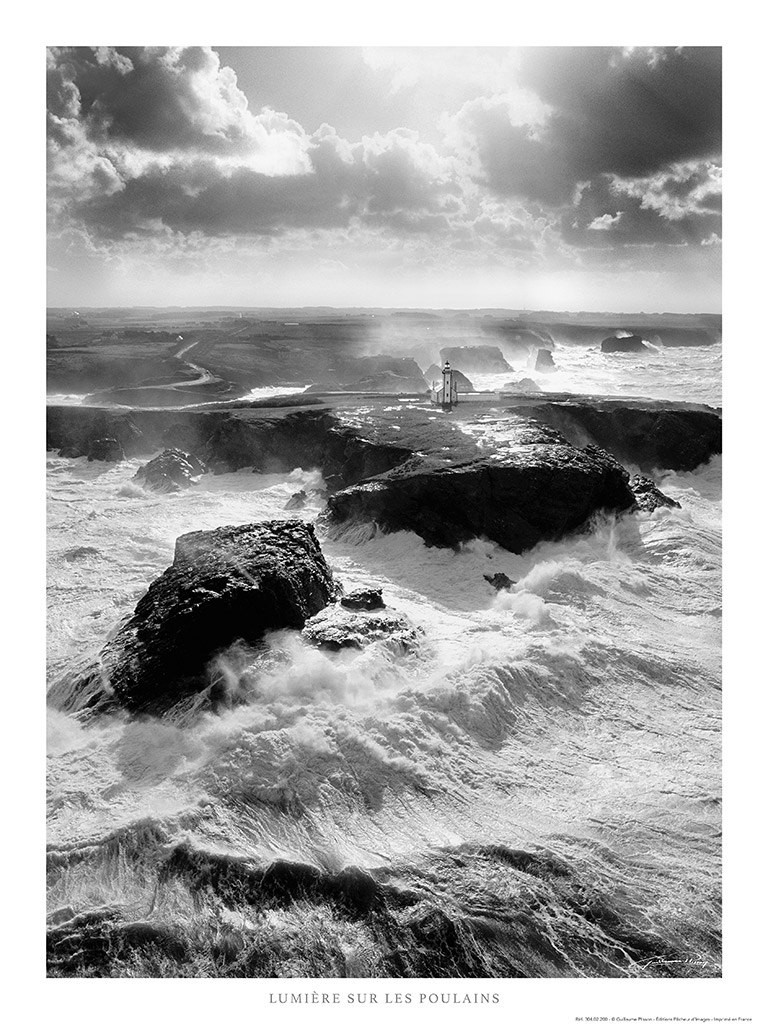 Guillaume Plisson, Lumière sur le phare des Poulains - Belle-Ile - Bretagne (Meer, Seegang, Wellen, Gischt, Felsen, Frankreich, Bretagne, Atlantik, Meeresbrise, Treppenhaus, Badezimmer, Wohnzimmer, Fotokunst, schwarz/weiß)