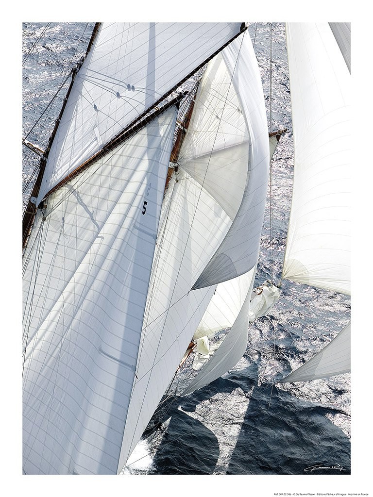 Guillaume Plisson, Yachting classic - Les Voiles de Saint-Tropez (Segelboot, Segel, Wind,  Segelsport, Meeresbrise, Nostalgie, Treppenhaus, Badezimmer, Wohnzimmer, Fotokunst, bunt)