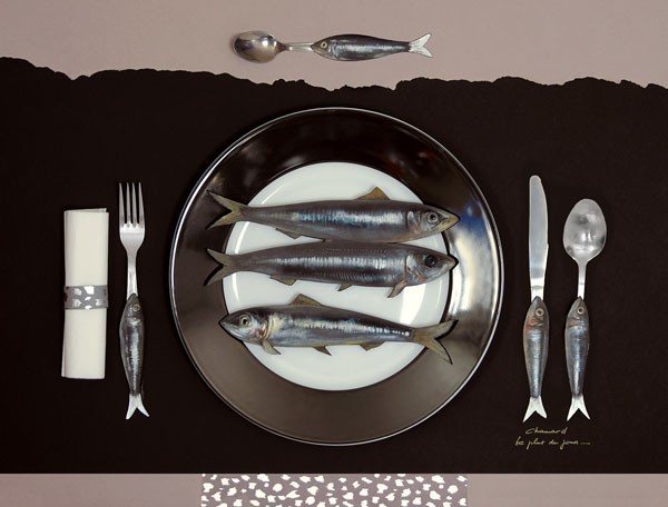 Jean-Marc Chamard, LE PLAT DU JOUR (Stillleben, Fisch, Sardinen, Teller, Messer, Gabel, Löffel, Besteck, Teller, Küche, Eszimmer, Gastronomie, Fotokunst, Wunschgröße, grau/braun)