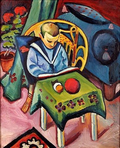 August Macke, Junge mit Buch und Spielsachen. (Raum, Zimmer, Interieur, Kind, Junge, Matrosenanzug, Buch, lesen, Blauer Reiter, Expressionismus, Treppenhaus, Wohnzimmer, Klassische Moderne, Wunschgröße, Malerei, bunt)