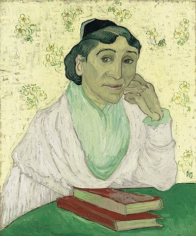 Vincent van Gogh, L'Arlésienne (Madame Ginoux). 1890 (Portrait, Frau, Südfranzösin, Madame Ginoux, Bücher, aufgestützte Hand, Blumentapete, Klassische Moderne, Impressionismus, Wohnzimmer, Treppenhaus, Wunschgröße, bunt)