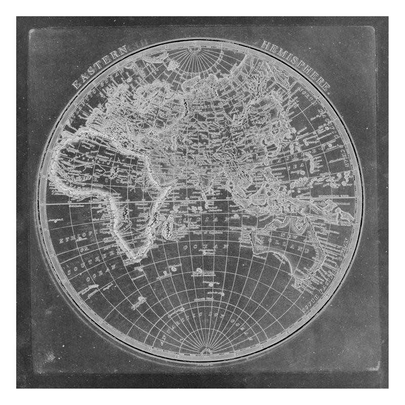 Tina Carlson, THE WORLD IN BLACK I (Geografische Karte, Erde, westliche Hemisphäre, Nostalgie, Grafik, Wunschgröße, Wohnzimmer, Treppenhaus, schwarz)