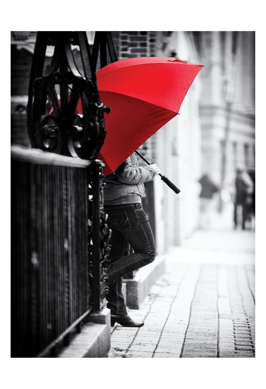 Sandro De Carvalho, UMBRELLA WALKER II (Regenwetter, Wetter, Spaziergänger, People & Eros, Menschen, roter Regenschirm, Straße, Altstadt, Colorspot, Fotokunst, Treppenhaus, Wohnzimmer, Wunschgröße, schwarz/weiß, rot)