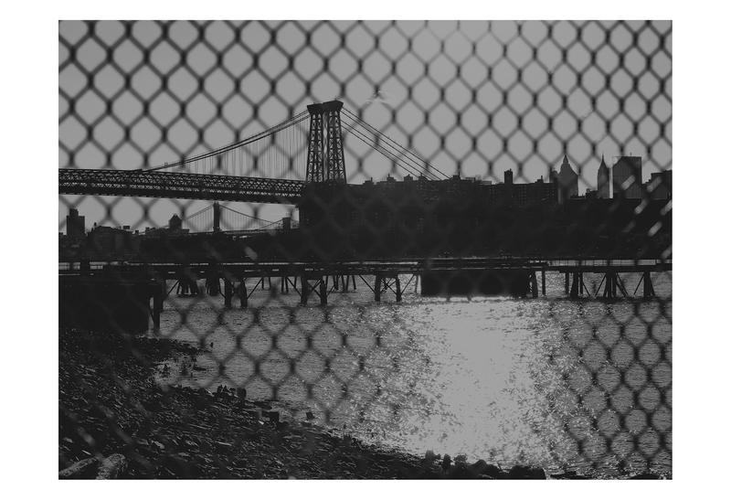 Sandro De Carvalho, NEW YORK CITY BRIDGES II (Brooklyn Bridge, Brücke, Maschendrahtzaun, Architektur, New York, Städte, Metropole, Fotokunst,  Wunschgröße, Wohnzimmer, Büro, Treppenhaus, bunt)