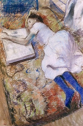 Edgar Degas, Ein liegendes junges Mädchen, ein Album ansehend. Um 1889 (Degas,Edgar,1834-1917,Christie's Images Ltd,Pastell/Papier,auf Pappe aufgezogen,19. Jahrhundert,Impressionismus,? Christies Images 2003,Edgar Degas,Kind,Mädchen,liegen,Liegende,lesen,Bett,Buch,blau,blaue Strümpfe,Impressionismus, französischer impressioni)
