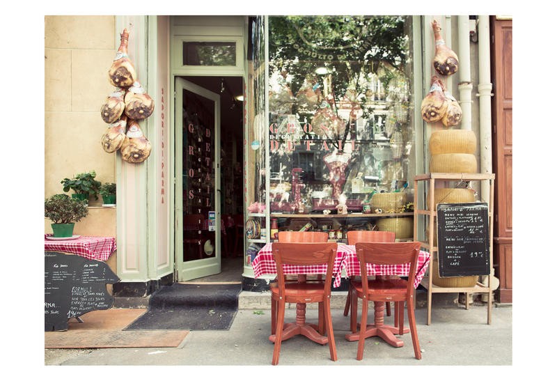 Tracey Telik, ALFRESCO (Straßencafé, Bar, Stühle, Tisch, Sommer, Gastronomie, Fotokunst, Wunschgröße, Wohnzimmer)