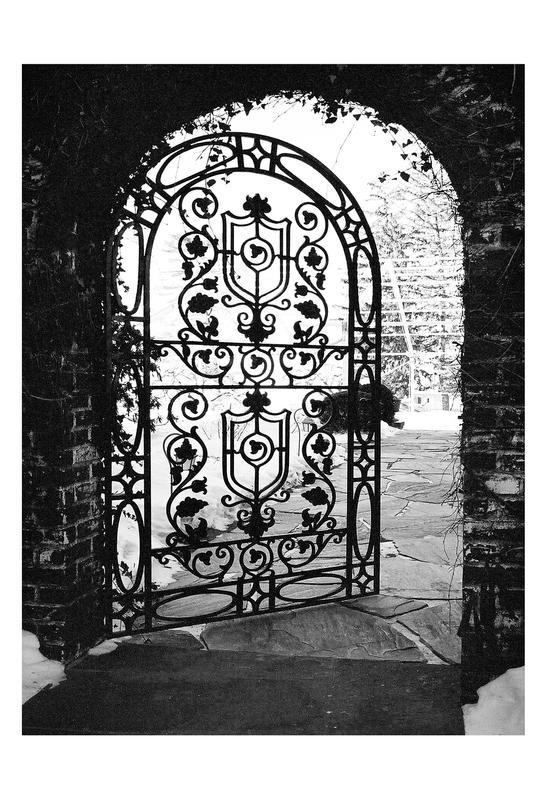 Sandro De Carvalho, ARCHED ENTRY VI (Tür, Torbogen, Schmiedeeisen, Nostalgie, Eingang, Schnörkel, Architektur, Wohnzimmer, Treppenhaus Schlafzimmer, Fotokunst, Wunschgröße, schwarz/weiß)