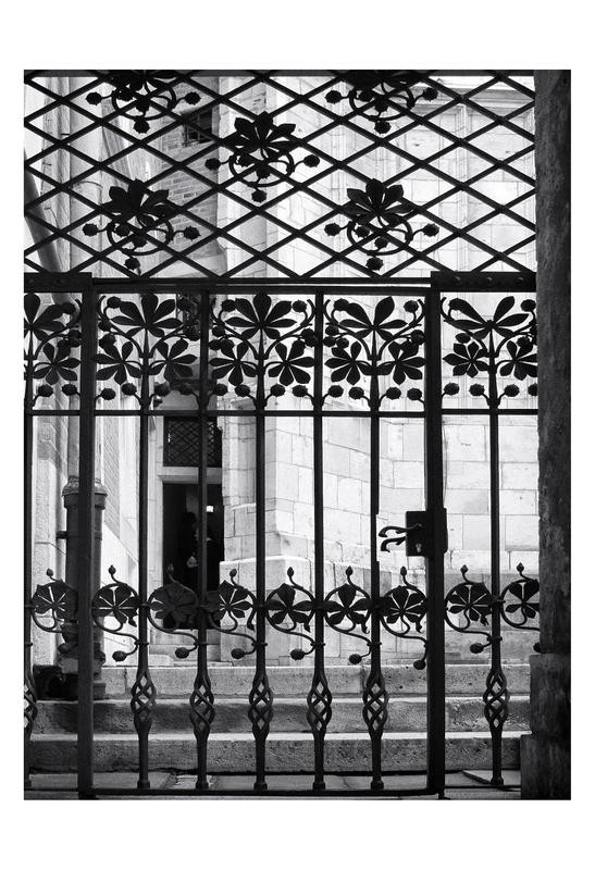 Sandro De Carvalho, GATED VIEW II (Eisengitter, Schmiedeeisen, Durchblick,  Nostalgie, Schnörkel, Architektur, Wohnzimmer, Treppenhaus  Fotokunst, Wunschgröße, schwarz/weiß)