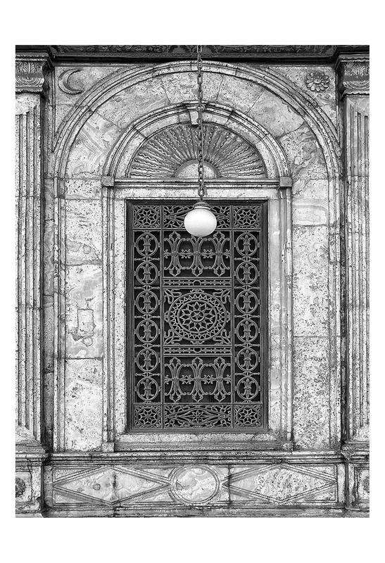 Sandro De Carvalho, WROUGHT WINDOW I (Eisengitter, Schmiedeeisen, Fenster, Nostalgie, Schnörkel, Architektur, Wohnzimmer, Treppenhaus, Fotokunst, Wunschgröße, schwarz/weiß)