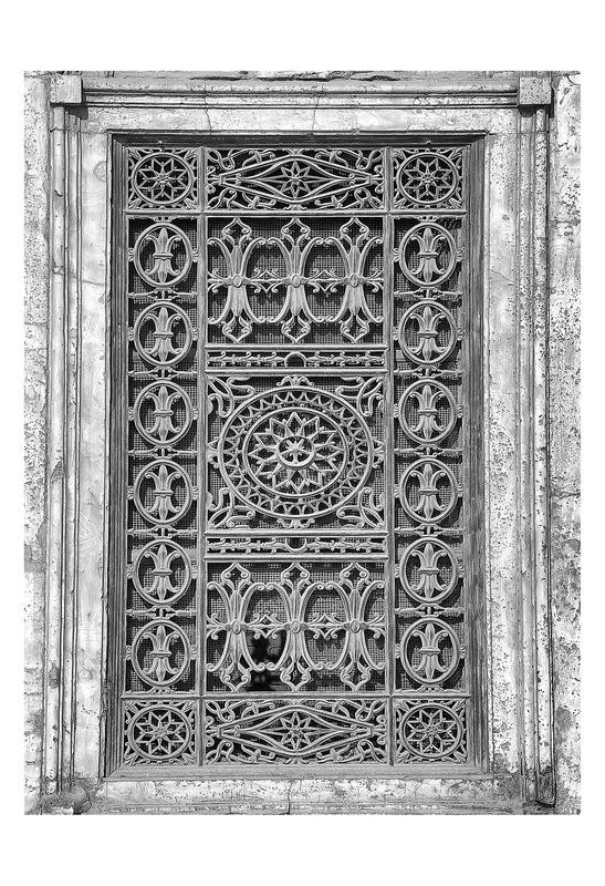 Sandro De Carvalho, WROUGHT WINDOW II (Eisengitter, Schmiedeeisen, Fenster, Nostalgie, Schnörkel, Architektur, Wohnzimmer, Treppenhaus, Fotokunst, Wunschgröße, schwarz/weiß)