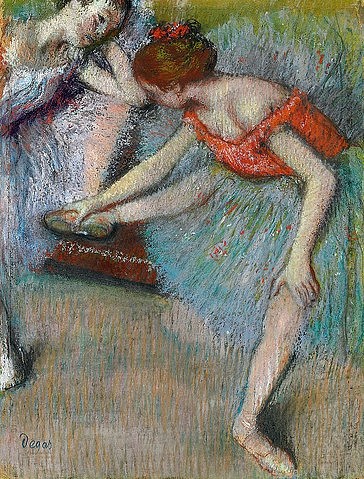 Edgar Degas, Tänzerinnen. Um 1896 (Degas,Edgar,1834-1917,Christie's Images Ltd,Pastell/Papier,auf Pappe aufgezogen,19. Jahrhundert,Impressionismus,Edgar Degas,Ballett,Balletttänzerinnen, Tänzerin,Tänzerinnen,Pastell,Pose,Frauen,Frau,üben,dehnen,Ballettschuh,Impressionismus,Ballerina, franz)