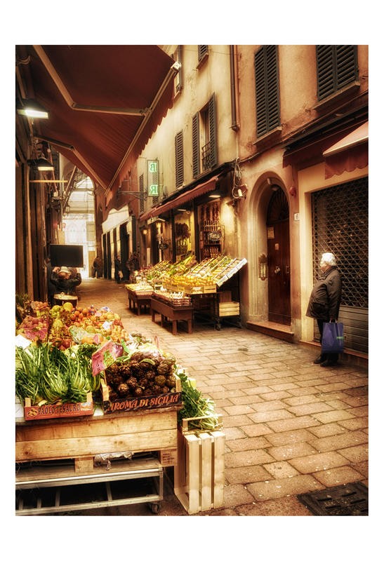 Danny Head, GROCERY SHOPPIN (Venedig, Stadt, Italien, Gassen, Tante Emma Laden, Lebensmittelgeschäft, Architektur, Gebäude, historisch, Wohnzimmer, Treppenhaus, Fotokunst, Wunschgröße, bunt)