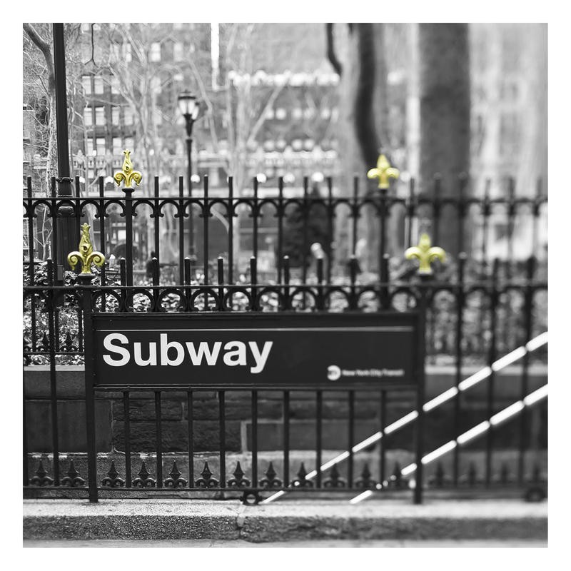 Tracey Telik, SUBWAY (New York, Städte, Subway, Eingang, U-Bahn, Schmiedeeisen, Geländer, Fotokunst, Colour-Spot,  Wunschgröße, Wohnzimmer, Fotokunst, schwarz/weiß/Gold)