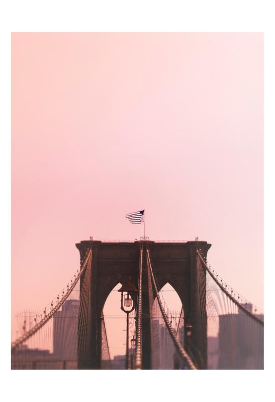 Tracey Telik, BROOKLYN BRIDGE (New York, Brücke, Brückenpfeiler, Wahrzeichen, Flagge, Amerika, Architektur,  Wunschgröße, Wohnzimmer, Fotokunst, schwarz/weiß/rosa)