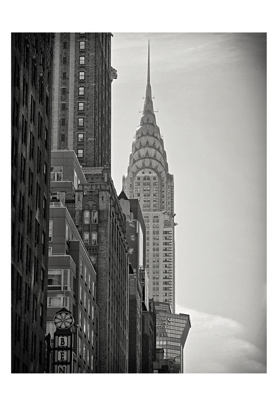 Sandro De Carvalho, CHRYSLER SKYLINE IV (Wolkenkratzer, Hochhaus, Skyline, Chrysler Haus,  Architektur, New York, Städte, Metropole, Fotokunst, Wunschgröße, Wohnzimmer, Büro, Treppenhaus, schwarz/weiß)