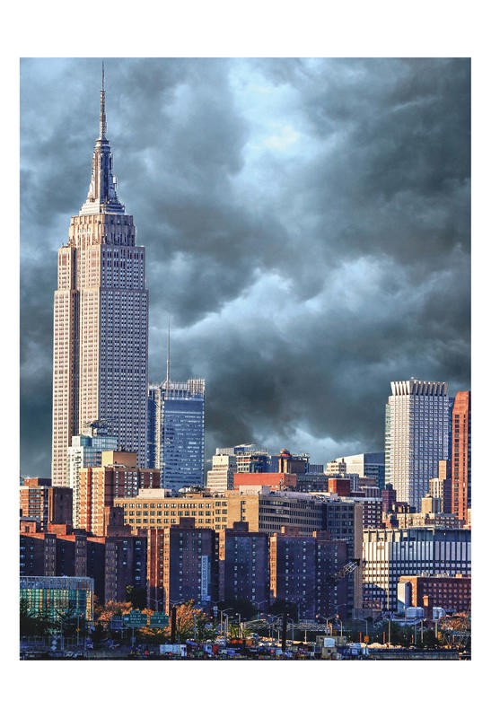 Sandro De Carvalho, EMPIRE STATE COLORFUL III (Wolkenkratzer, Hochhaus, Skyline, Empire State Building,  Architektur, New York, Unwetter, Dramatisch, Wolken, düster, Städte, Metropole, Fotokunst, Wunschgröße, Wohnzimmer, Büro, Treppenhaus, bunt)