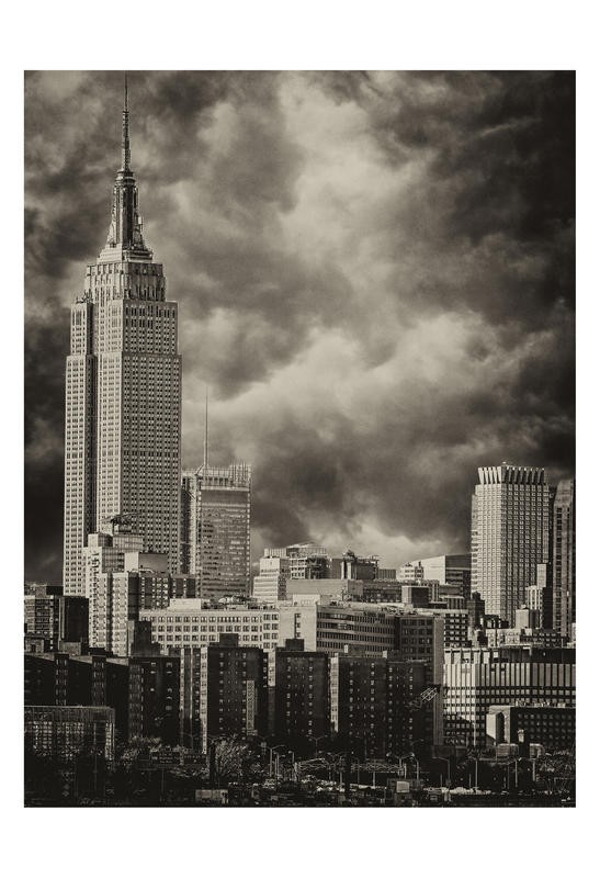 Sandro De Carvalho, EMPIRE STATE II (Wolkenkratzer, Hochhaus, Skyline, Empire State Building,  Architektur, New York, Unwetter, Dramatisch, Wolken, düster, Städte, Metropole, Fotokunst, Wunschgröße, Wohnzimmer, Büro, Treppenhaus, schwarz/weiß)