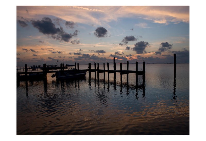 F+S Parker, DOCK OF THE BAY (Meer, Meeresbrise, Horizont, Sonnenuntergang, Dock, Hafen, maritim, Fotografie, Wunschgröße, Wohnzimmer, Treppenhaus, bunt)