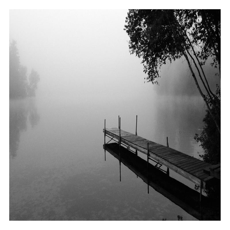 Suzanne Foschino, FOGGY DOCK I (See, Steg, Nebel, Dunst, mystisch, Wohnzimmer, Treppenhaus, Fotografie, Wunschgröße, scharz/weiß)