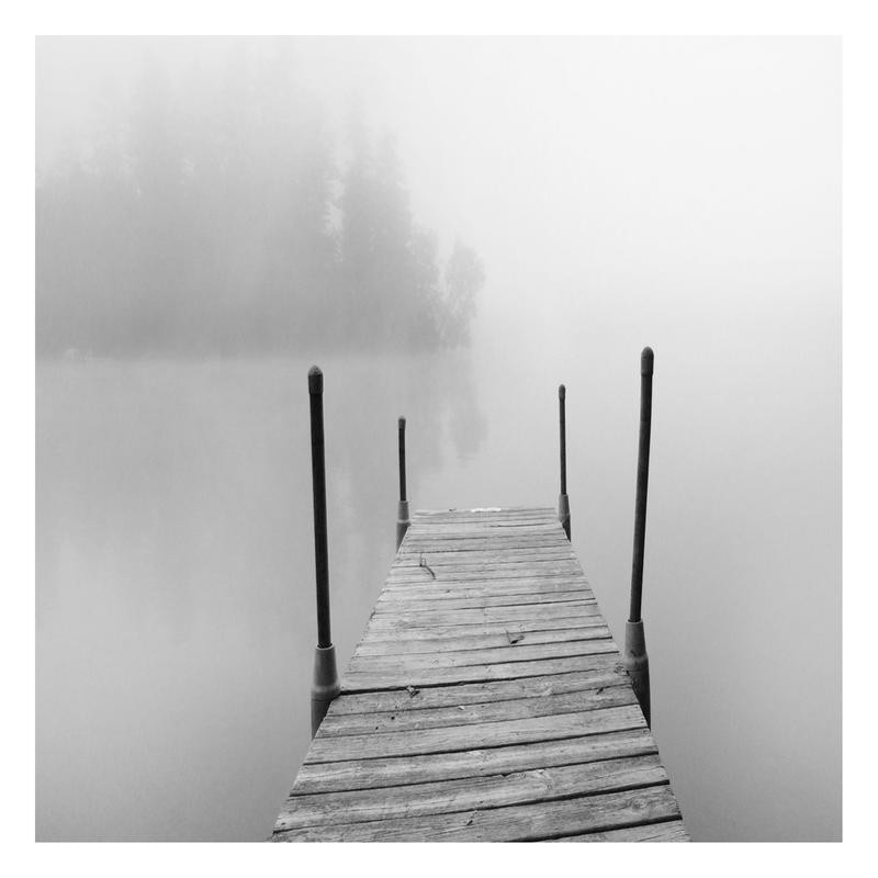 Suzanne Foschino, FOGGY DOCK II (See, Steg, Nebel, Dunst, mystisch, Wohnzimmer, Treppenhaus, Fotografie, Wunschgröße, scharz/weiß)