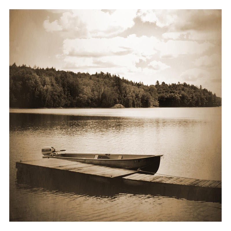 Suzanne Foschino, BOAT SEPIA I (See, Steg, Boot, Einsamkeit, Wohnzimmer, Treppenhaus, Fotokunst, Wunschgröße, scharz/weiß)