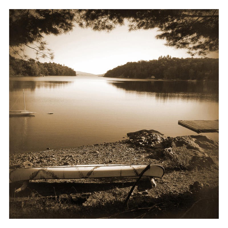 Suzanne Foschino, BOAT SEPIA II (See, Steg, Boot, Kajak, Einsamkeit, Wohnzimmer, Treppenhaus, Fotokunst, Wunschgröße, scharz/weiß)