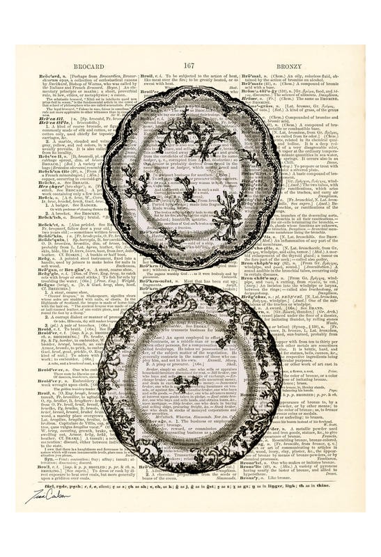 Tina Carlson, UTENSILS I (Zeitung, Buchseite, Lexikon, Teller, Geschirr, Grafik, Wunschgröße, Wohnzimmer, Treppenhaus, schwarz/weiß/sepia)