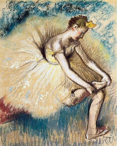 Edgar Degas, Tänzerin beim Anziehen ihrer Schuhe (Danseuse Attachant sa Chaussure). 1896 (Degas,Edgar,1834-1917,Christie's Images Ltd,Pastell auf Papier,19. Jahrhundert,Edgar Degas,Ballett,Ballerina,Frau,Tänzerin,Tutu,Schuhe anziehen,Blick nach unten,nach unten schauen,sich vorbereiten,sitzen,Pastell, französischer impressionismus,französisch,)