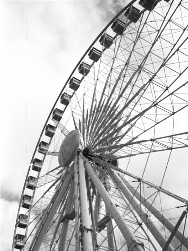 Michael Joseph, ROTATION II (Riesenrad, Perspektive, Untersicht, Konstruktion, Wunschgröße, Wohnzimmer, Büro, Fotokunst, schwarz/weiß)