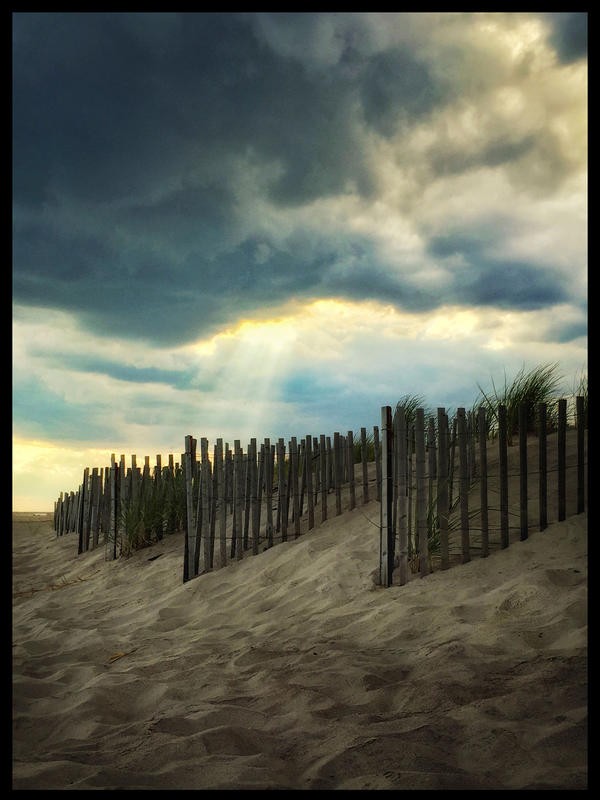 Joseph Rowland, TWILIGHT I (Meer, Sand, Düne, Dünengras, Meeresbrise, maritim, Zaun, Sandzäune, Dämmerung, Wolken, Fotokunst, Wohnzimmer, Treppenhaus, Wunschgröße, bunt)