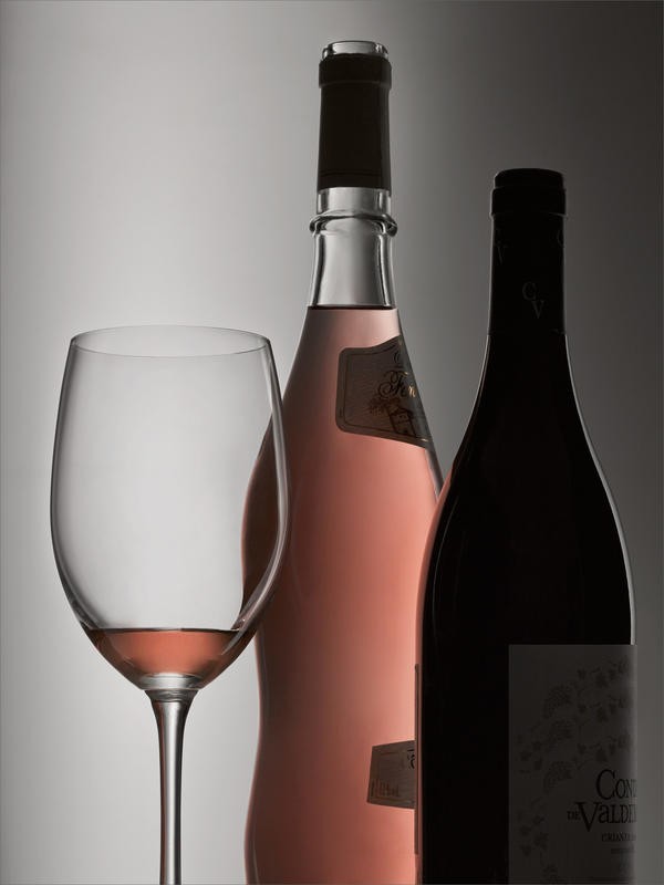 Barry Seidmann, SIMPLE I (Stillleben, Weinflaschen, Flasche, Weinglas, Rosé,  Eleganz, edel, Küche, Esszimmer, Gastronomie, Fotokunst, Wunschgröße, rosa/grau)