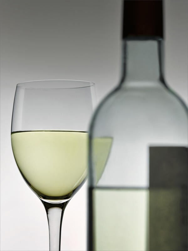 Barry Seidmann, SIMPLE II (Stillleben, Weinflasche, Flasche, Weinglas, Weißwein,  Eleganz, edel, Küche, Esszimmer, Gastronomie, Fotokunst, Wunschgröße, weiß/grau)