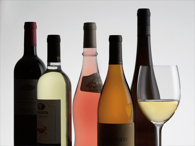 Barry Seidmann, BOTTLE NECK II (Stillleben, Weinflaschen, Flaschen, Flaschenhälse, Küche, Esszimmer, Gastronomie, Fotokunst, Wunschgröße, bunt)