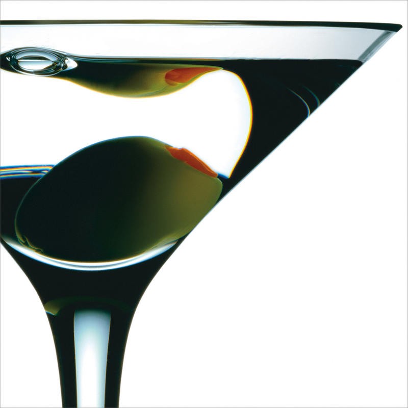 Barry Seidmann, SHAKEN I (Cocktail, Cocktailglas, Olive, Martini, Aperitif, Esszimmer, Bar, Gastronomie, Fotokunst, Nahaufnahme, Wunschgröße, bunt)