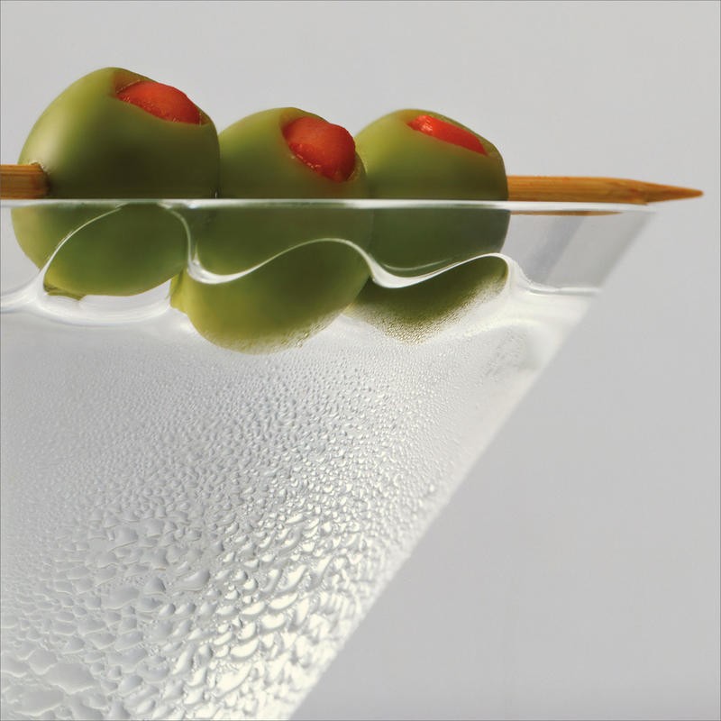 Barry Seidmann, SHAKEN II (Cocktail, Cocktailglas, Oliven, Martini, Aperitif, Esszimmer, Bar, Gastronomie, Fotokunst, Nahaufnahme, Wunschgröße, bunt)