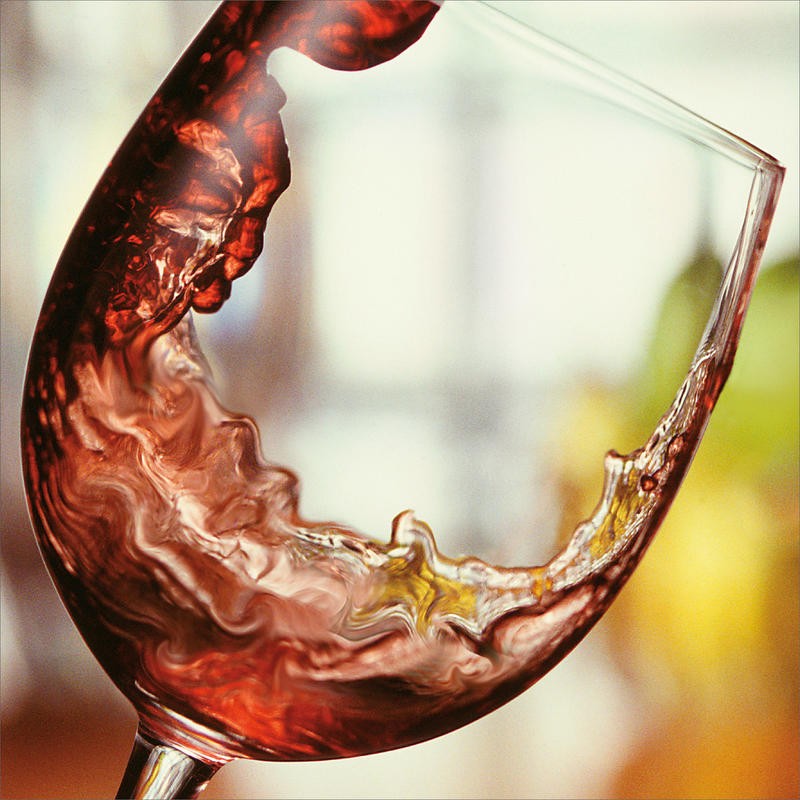 Barry Seidmann, RED WINE POUR I (Weinglas, Rotwein, Flüssigkeit, Bewegung, Schwung, Esszimmer, Gastronomie, Fotokunst, Nahaufnahme, Wunschgröße, bunt)