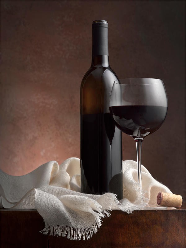 Barry Seidmann, RED WINE AND CORK (Stillleben, Weinflasche, Flache, Weinglas, Rotwein, Tuch, Korken, Eleganz, edel, Küche, Esszimmer, Gastronomie, Fotokunst, Wunschgröße, bunt)