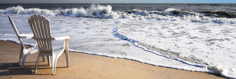 Suzanne Foschino, SILENCE I (Meer, Strand, Wellen, Gischt, Klappstühle, Urlaub, Stille, maritim, Meeresbrise, Wohnzimmer, Treppenhaus, Arztpraxis, Fotografie, Wunschgröße, bunt)