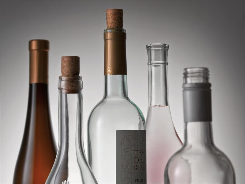 Barry Seidmann, BOTTLE NECK I (Stillleben, Weinflaschen, Flaschen, Flaschenhälse, Küche, Esszimmer, Gastronomie, Fotokunst, Wunschgröße, rosa/braun/grau)