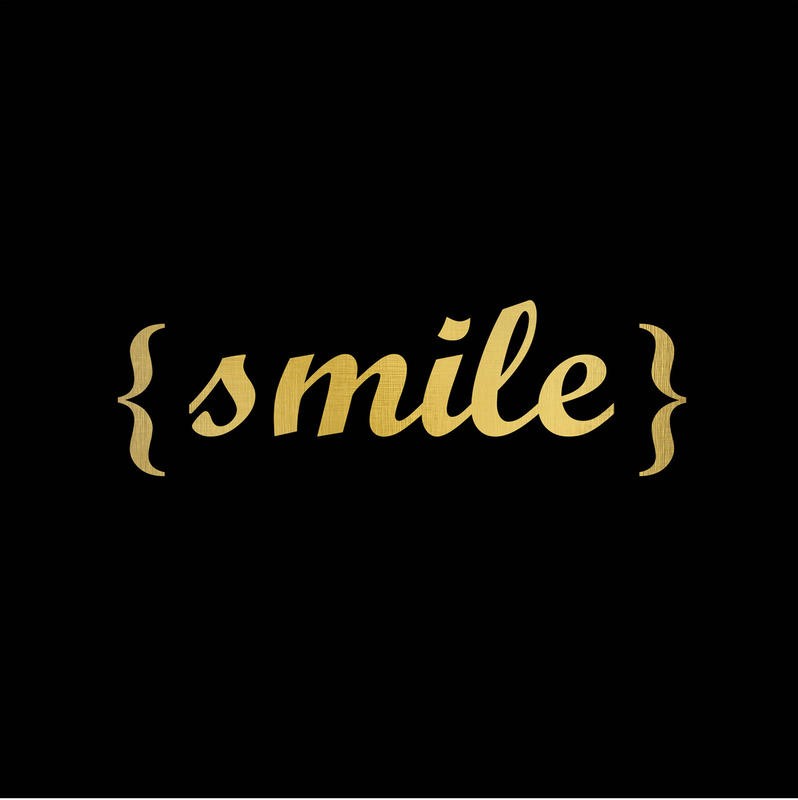 Kimberly Allen, LAUGH & SMILE II (Motivation, Lachen, Lächeln, Klammerzeichen, Grafik, Typografie, Schriftzug,  Wohnzimmer, Treppenhaus,  Wunschgröße, schwarz/gold)