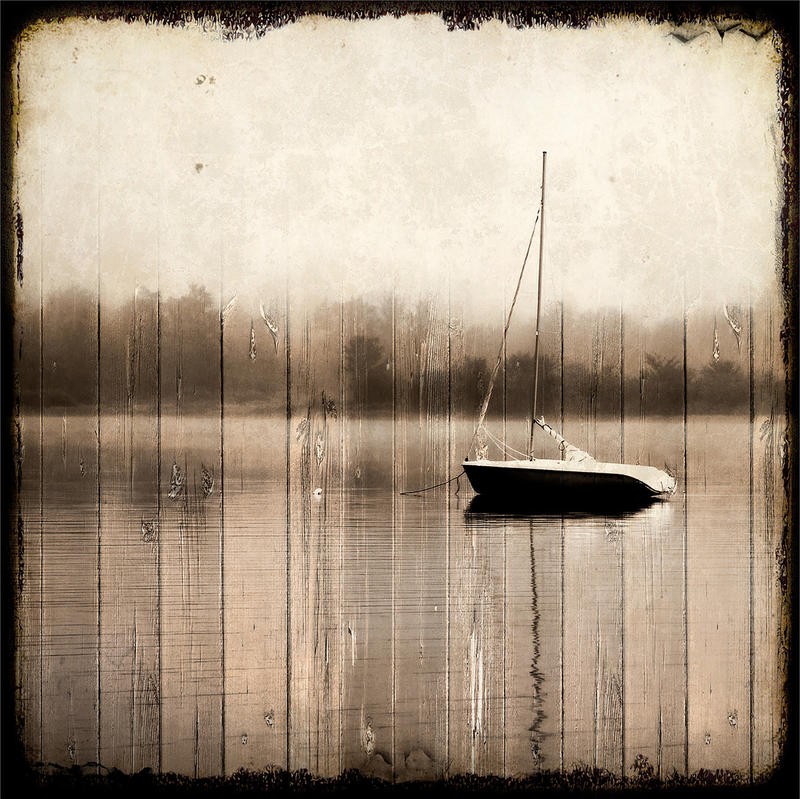 Kimberly Allen, STRANDED MORNING I (Landschaft, See, Boot, Segelboot, Morgendämmerung, Dunst, Nostalgie, Fotokunst, Wohnzimmer, Treppenhaus,  Wunschgröße, sepia)